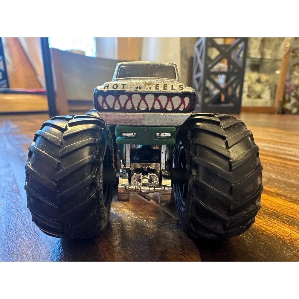 Monster Jam V8 Bomber Monster Truck 1:64 Die-Cast Hot Wheels Shark Mouth - Picture 5 of 7